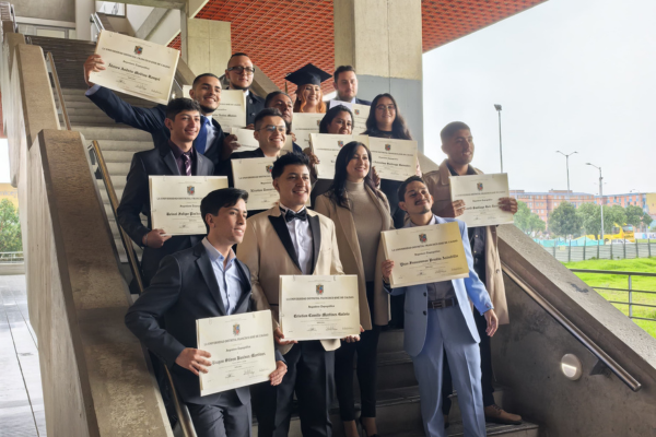publicación Nuevos profesionales se gradúan y conocen los servicios para egresados de la UD